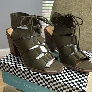 NWT Soda Olive Green tie up block sandals size 6